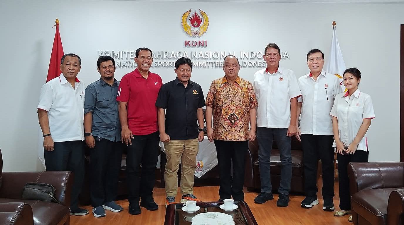 Ketua KONI Pusat Marciano Norman Serahkan SK Kepengurusan KONI Sumbar